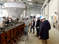 九州大学生が福岡工場で床版取替工事について学ぶ