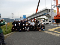 九州工業大学生がＰＣコンクリート桁の相吊り架設を見学
