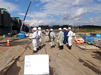 宮崎大学生が本庄橋上部工工事でコンクリート橋の架設を見学