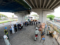 九州工業大学生がプレキャストＴ桁橋の現場を見学