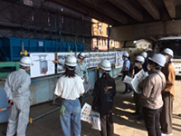熊本大学生がＰＣ上部工工事と下部工耐震補強工事の現場を見学